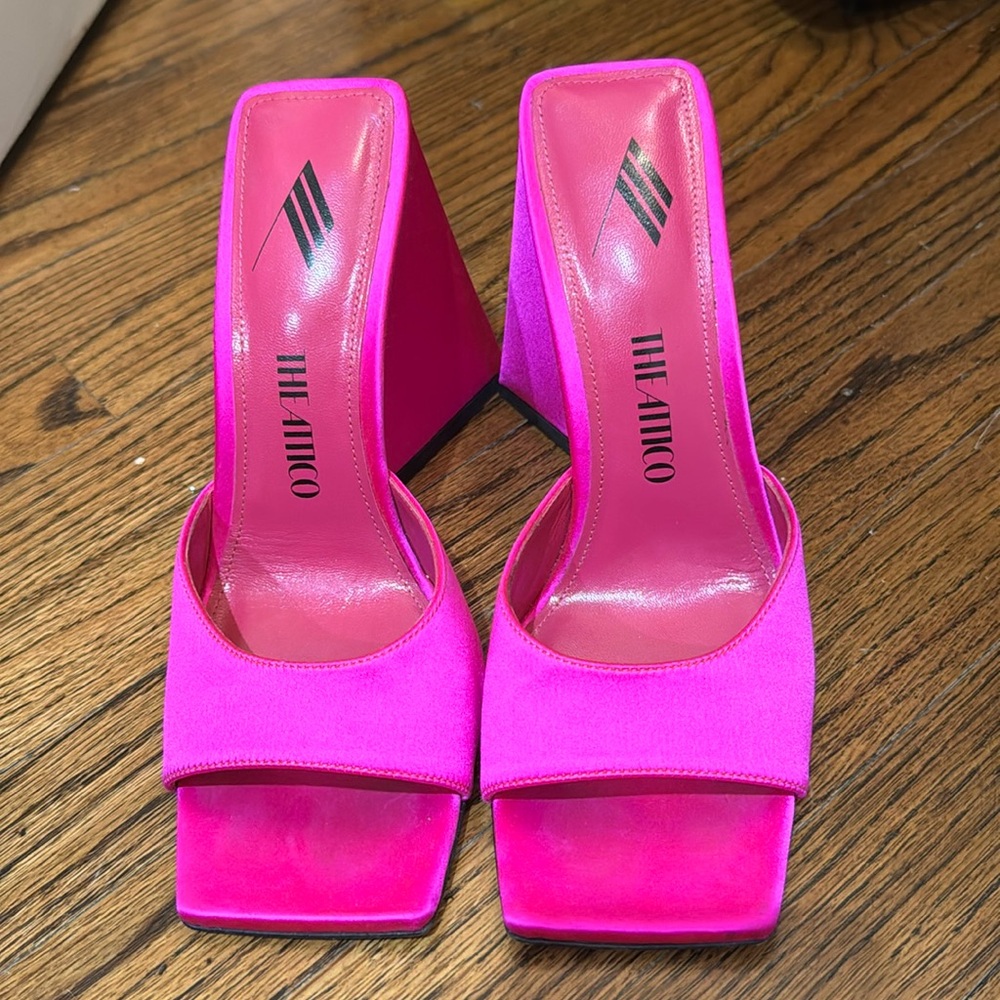 THE ATTICO DEVON'' FUCHSIA MULE HEELS
USD$650 SIZE 36